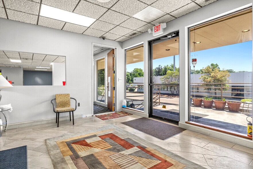 More Photos Of 24724 Lahser Rd, Southfield Office For Sale