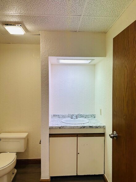 More Photos Of 11102 N Stratford Dr, Oklahoma City Office For Sale
