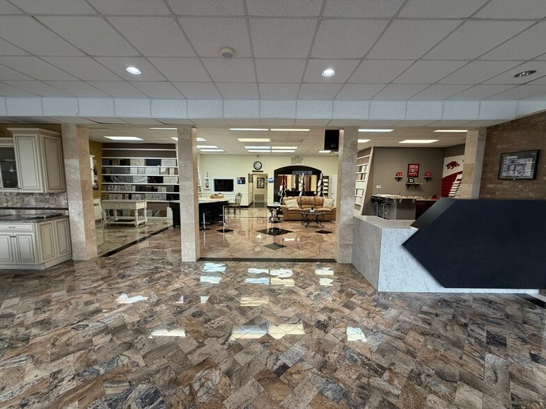 More Photos Of 18525 I-30 Hwy, Benton Showroom For Sale
