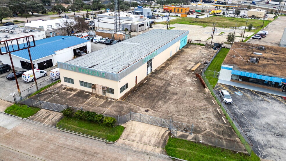 More Photos Of 6816 Larkwood Dr, Houston Industrial For Sale