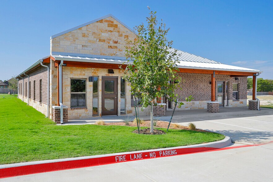 More Photos Of 1660 W Chapman Dr, Sanger Medical For Lease