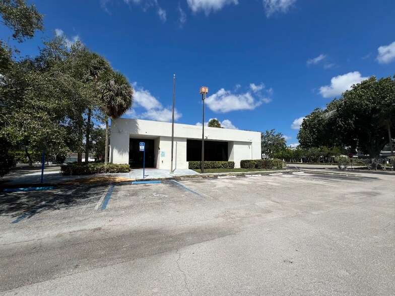 More Photos Of 300 E Dania Beach Blvd, Dania Bank For Lease