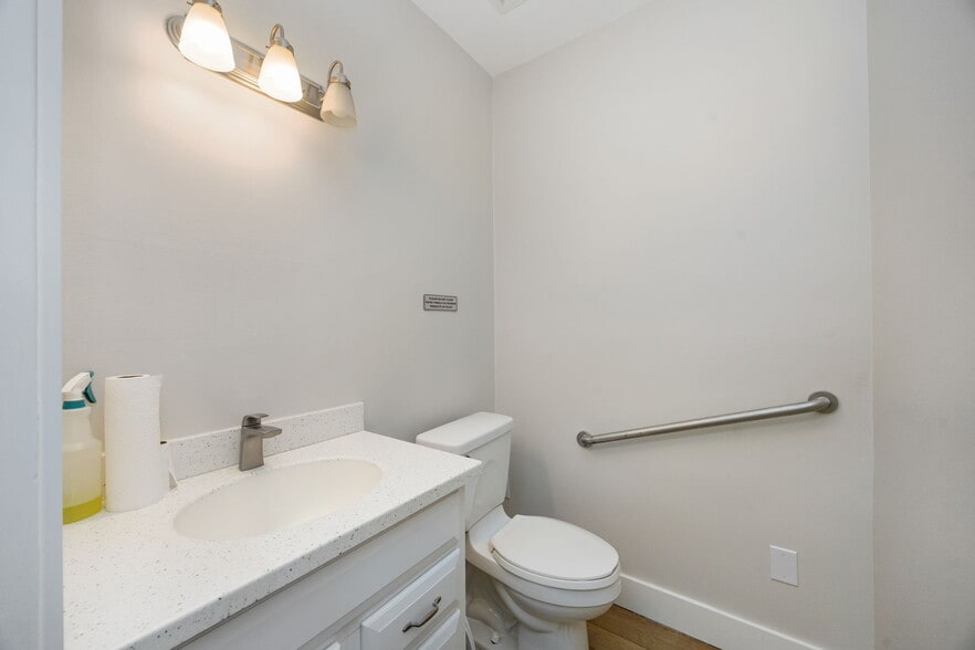 More Photos Of 871 106th Ave N, Naples Medical For Sale