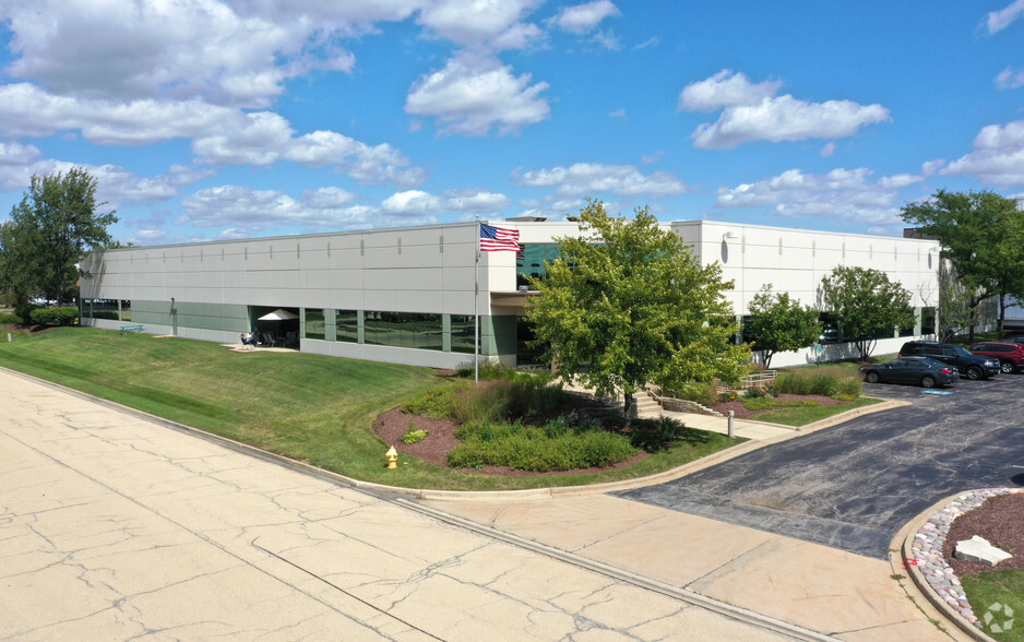 Primary Photo Of 1340 Internationale Pky, Woodridge Light Manufacturing For Lease