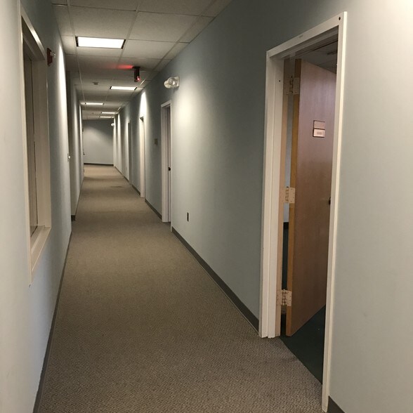 More Photos Of 107 Beaverbrook Rd, Lincoln Park Flex For Lease