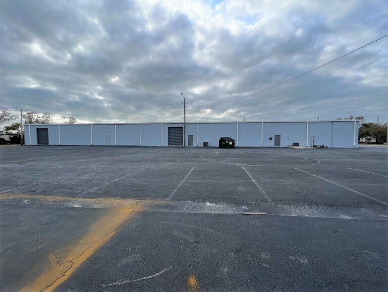 More Photos Of 6850 Cross Bayou Dr, Seminole Manufacturing For Lease
