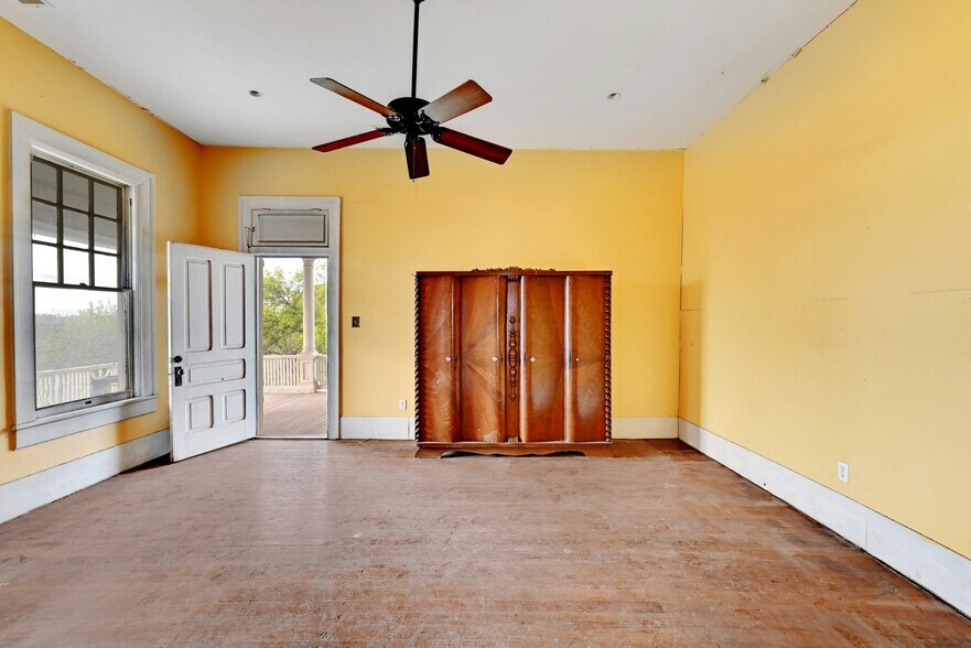 More Photos Of 709 N Lexington St, Manor Specialty For Sale