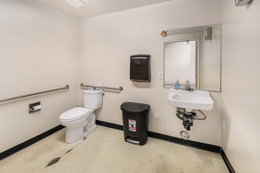 More Photos Of 5731 Palmer Way, Carlsbad Research And Development For Lease