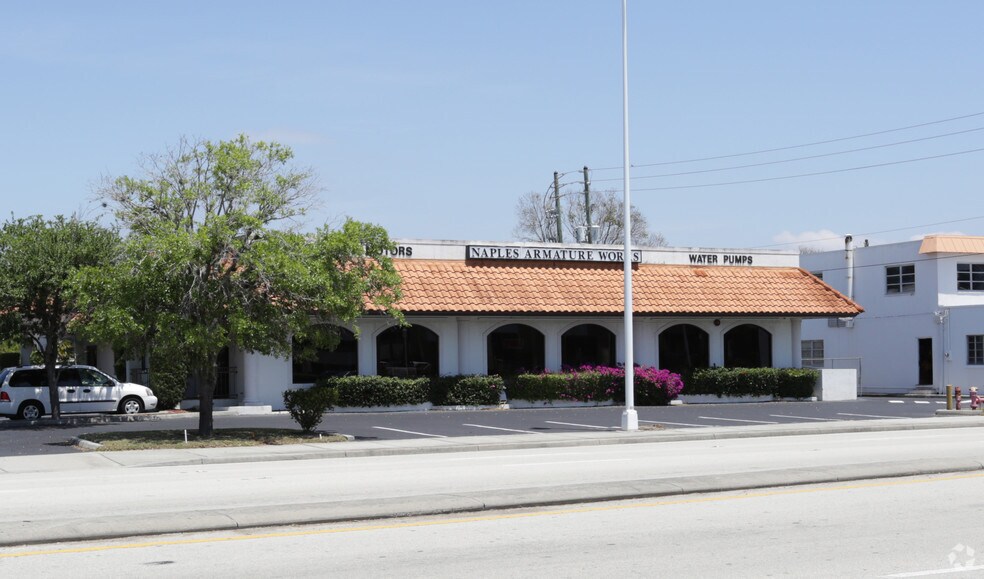 More Photos Of 1095 5th Ave S, Naples Showroom For Lease