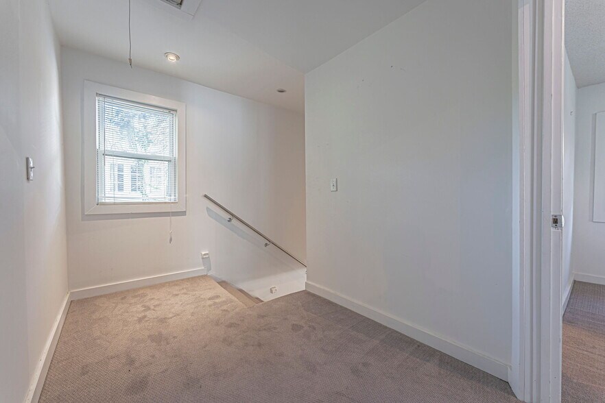 More Photos Of 191 Chamberlain St, Raleigh Dormitory For Sale