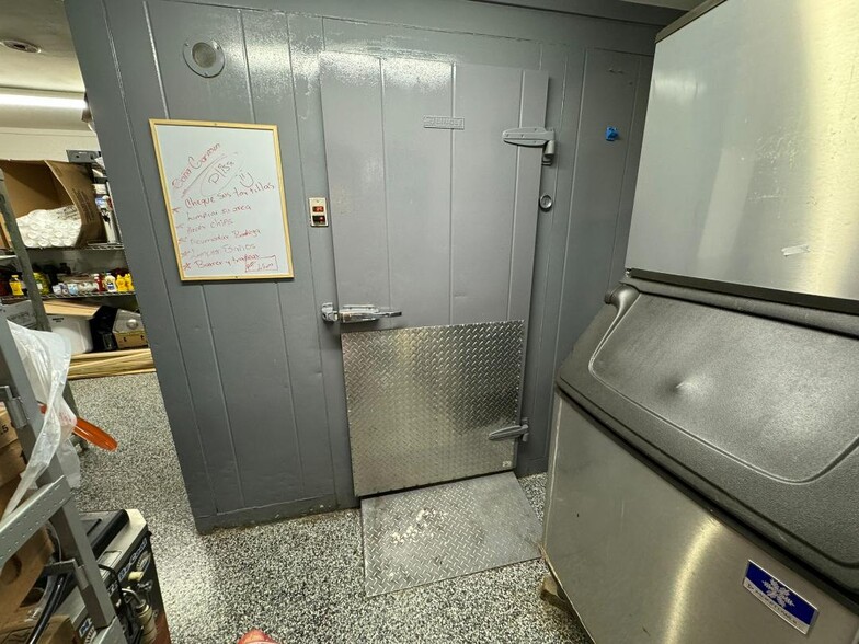 More Photos Of 1410 1st St E, Humble Restaurant For Sale