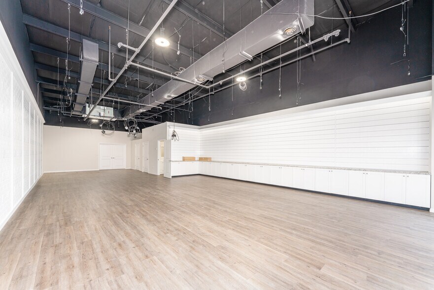 More Photos Of 999 Cattlemen Rd, Sarasota Freestanding For Lease