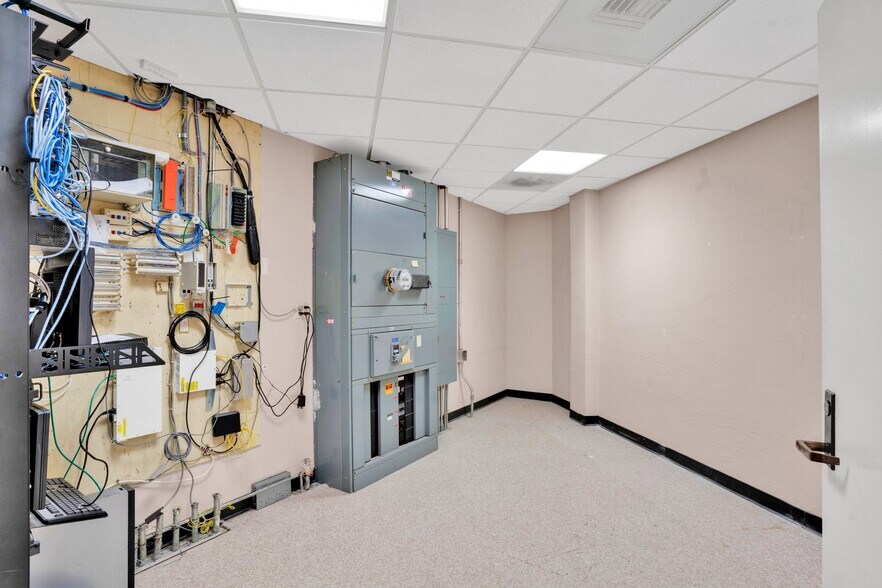 More Photos Of 780 Laurel St, San Carlos Bank For Lease