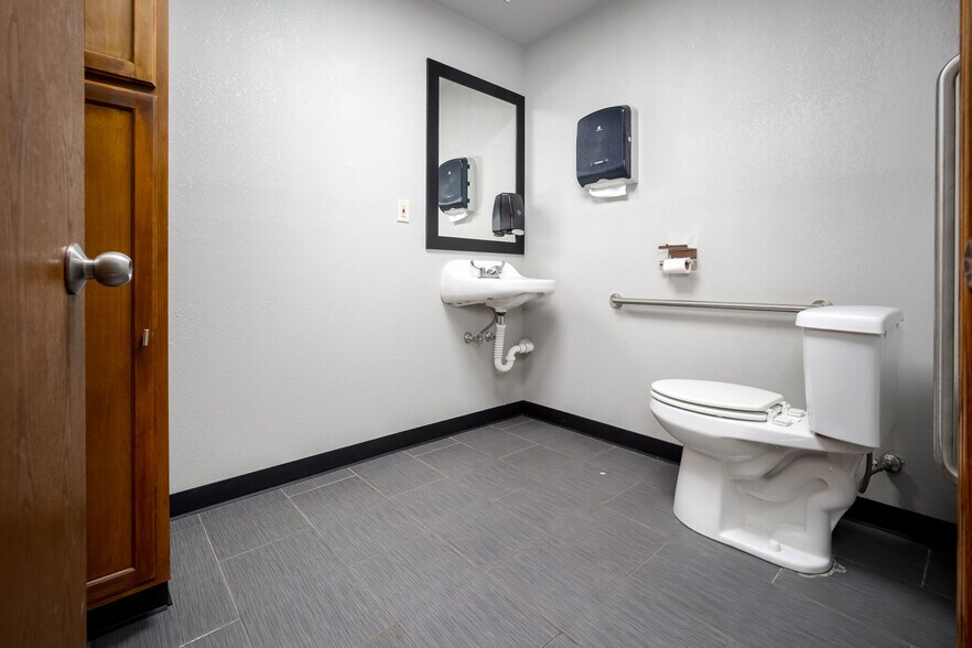 More Photos Of 2845 Broce Dr, Norman Office For Sale