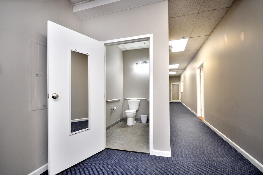 More Photos Of 75 Berlin Rd, Cromwell Medical For Sale