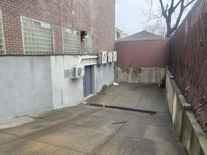 More Photos Of 5725 Van Horn St, Elmhurst Multifamily For Sale