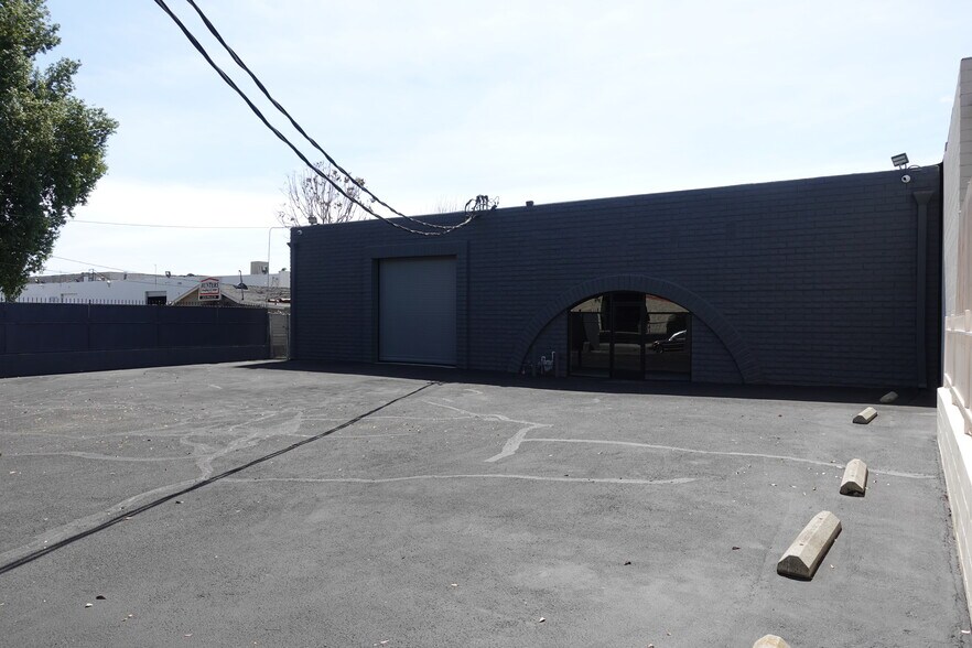 More Photos Of 18334 Eddy St, Northridge Warehouse For Sale