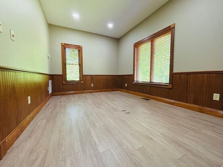 More Photos Of 1629 Harding Blvd, Cotter Medical For Sale