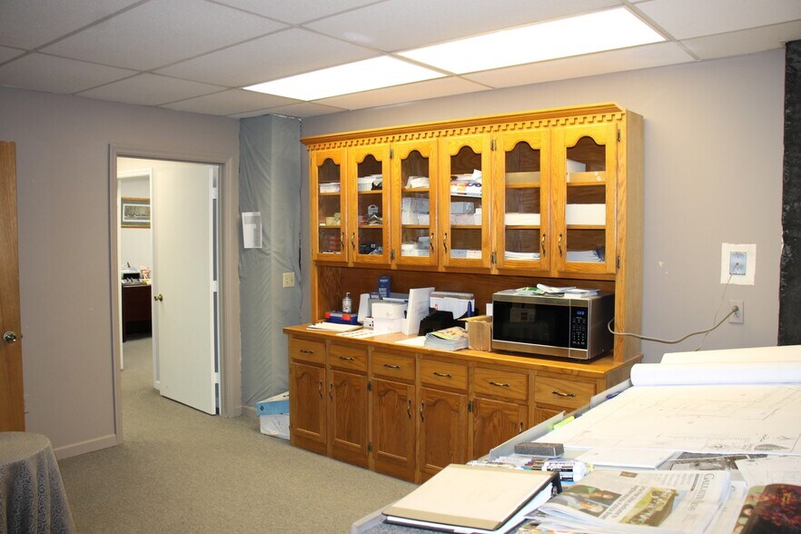More Photos Of 135 College St, Gallatin Bank For Lease