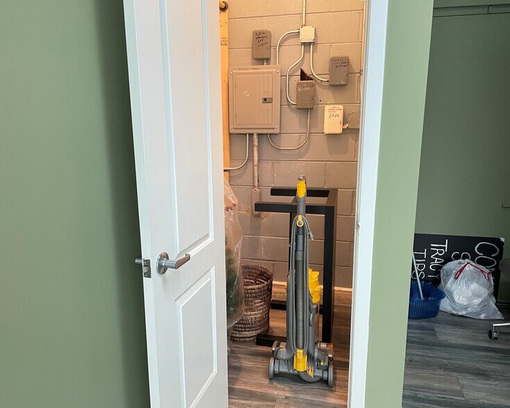 More Photos Of 1005-1015 S Arlington Heights Rd, Arlington Heights General Retail For Lease