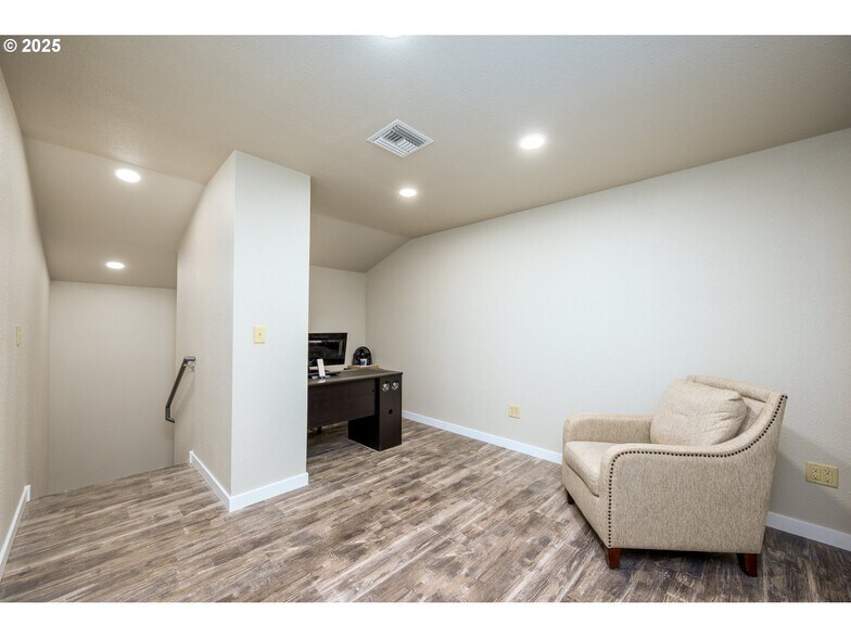 More Photos Of 161 Heritage Way, Roseburg Light Manufacturing For Sale