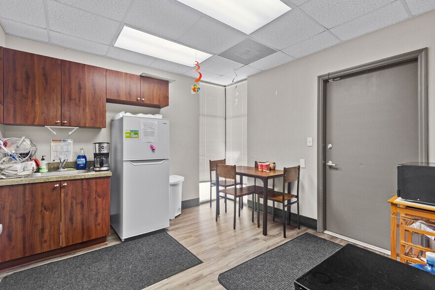 More Photos Of 413 W Robertson St, Brandon Office For Sale