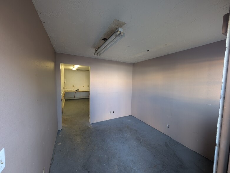 More Photos Of 1355 Brooks St, Ontario Warehouse For Lease