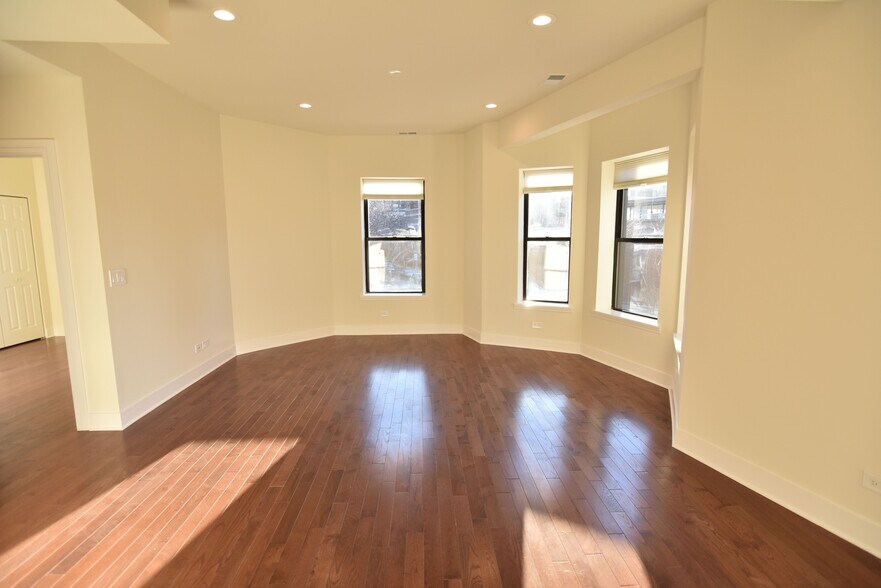 More Photos Of 732 W Grace St, Chicago Apartments For Sale