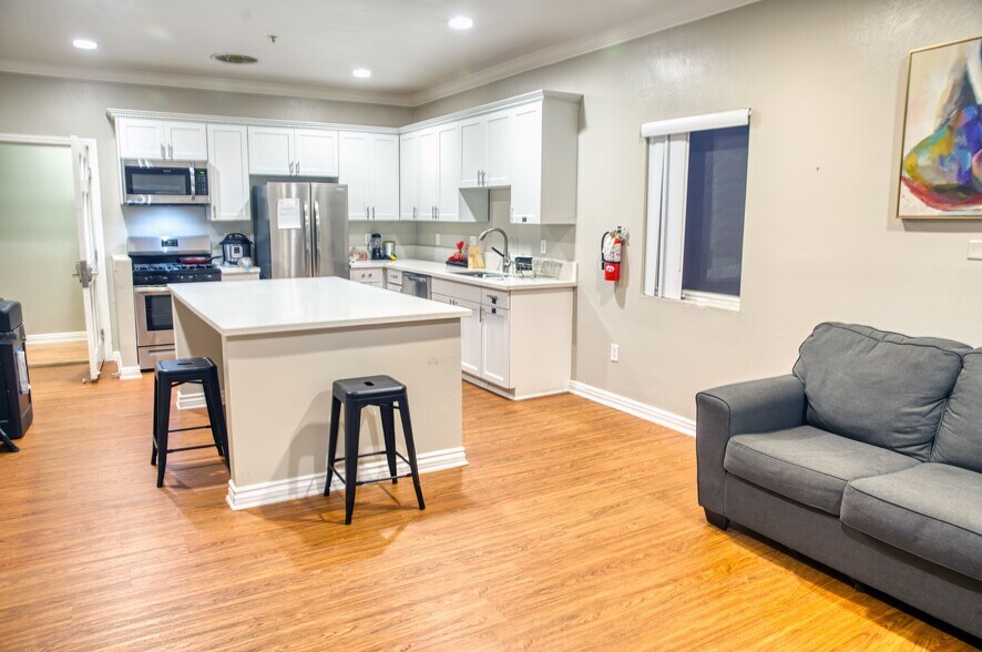 More Photos Of 668 W 28th St, Los Angeles Apartments For Sale