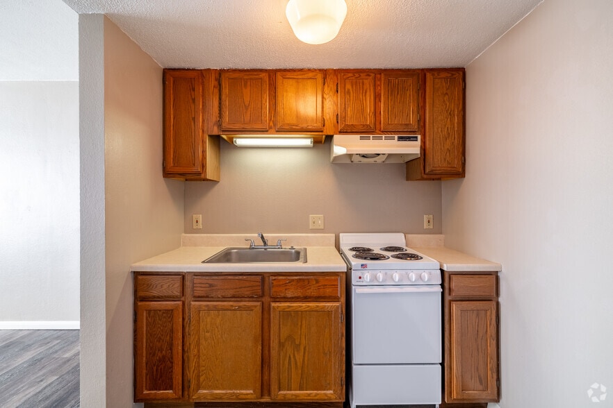 More Photos Of 17 E 2nd Ave, Hutchinson Apartments For Lease