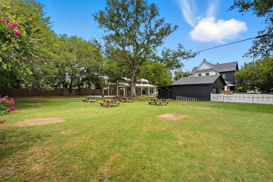 More Photos Of 924 S Main St, Broken Arrow Showroom For Sale