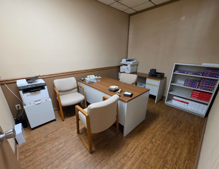 More Photos Of 204 S Washington St, Mc Leansboro Office For Sale
