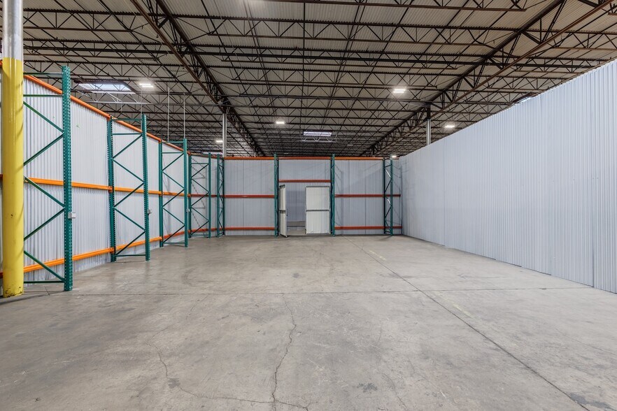 More Photos Of 11410-11420 Mathis Ave, Farmers Branch Distribution For Lease