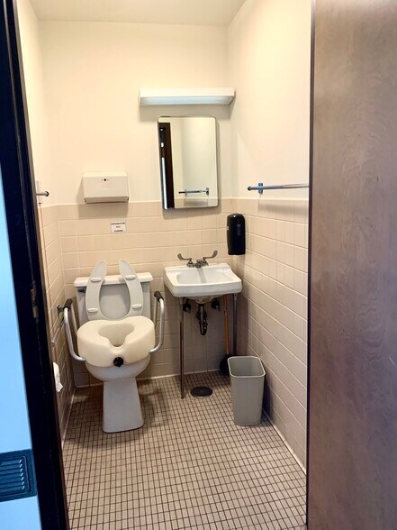 More Photos Of 500 6th Ave, Mendota Skilled Nursing Facility For Lease