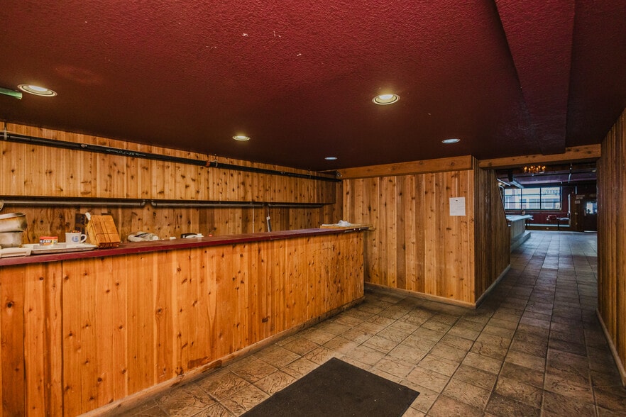 More Photos Of 830 N Kansas Ave, Topeka Bar For Sale