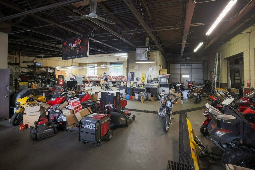 More Photos Of 4215 E Lake St, Minneapolis Freestanding For Sale