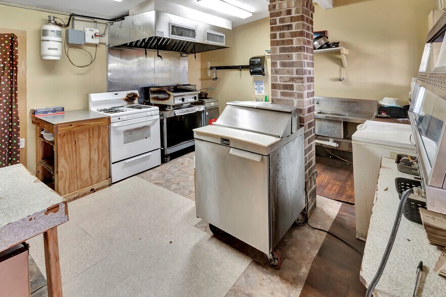 More Photos Of 1100 W US Highway 59 Feeder, Ganado Convenience Store For Sale