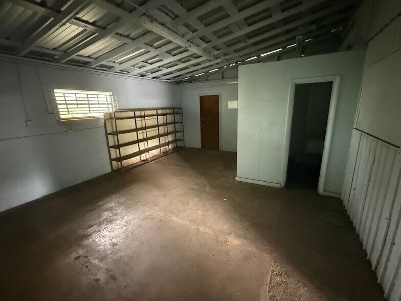 More Photos Of 4141 NW 6th St, Gainesville Warehouse For Lease