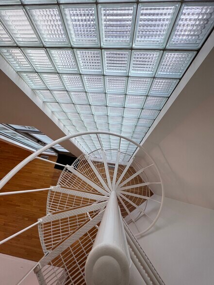 More Photos Of 740 N Ogden Ave, Chicago Office Residential For Lease