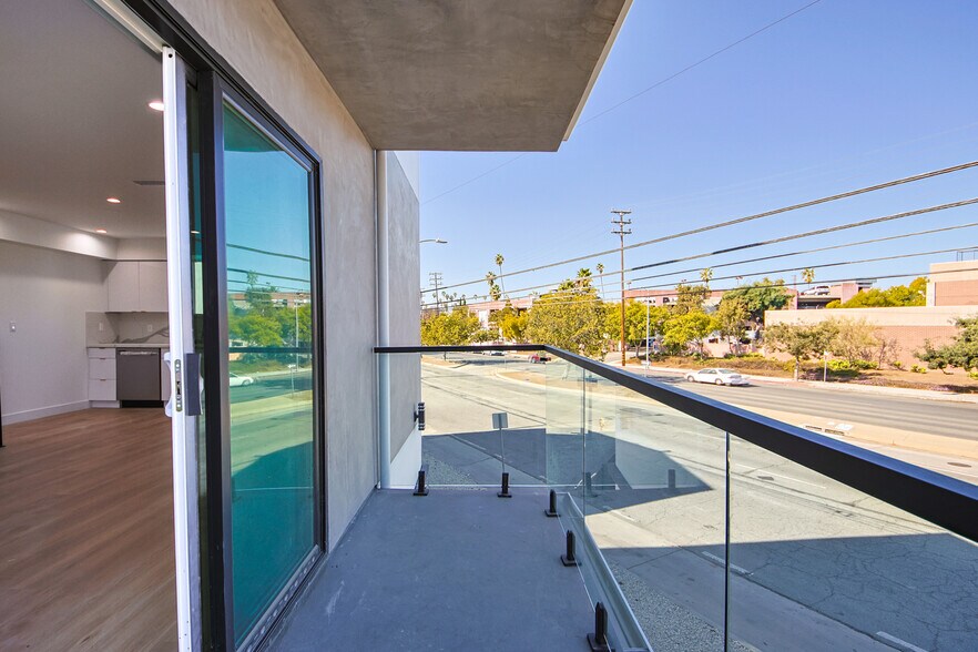 More Photos Of 1636 Longwood Ave, Los Angeles Apartments For Sale