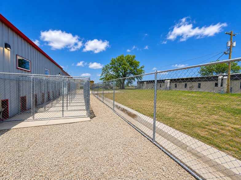 More Photos Of 911 W 1st St, Mcpherson Industrial For Sale