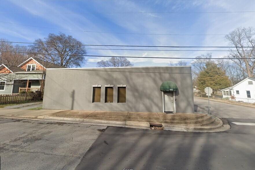 Primary Photo Of 302 Peachtree St, Nashville Medical For Sale