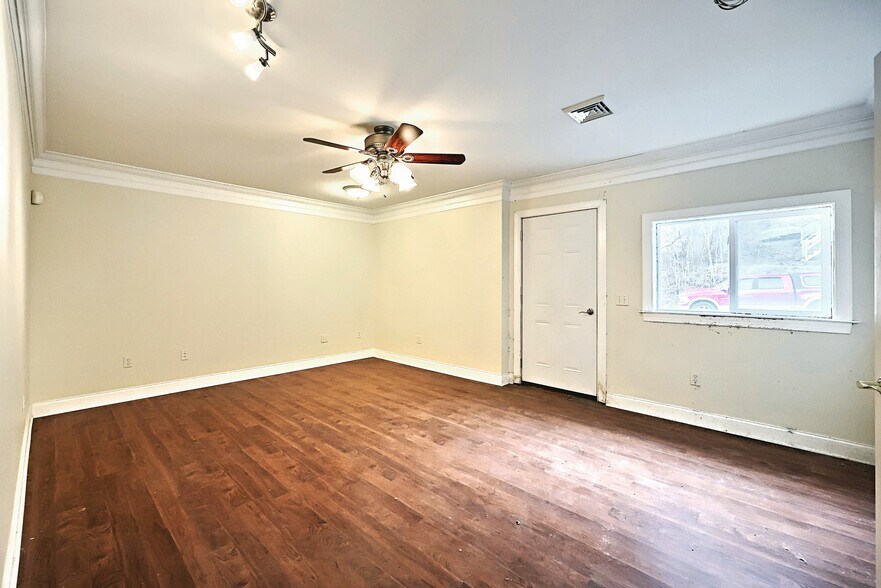 More Photos Of 1518 S George St, York Light Manufacturing For Sale