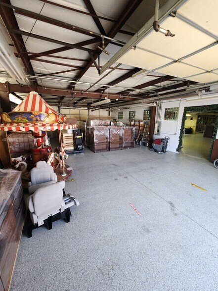 More Photos Of 2708-2714 S 9th Ave, Broadview Manufacturing For Sale