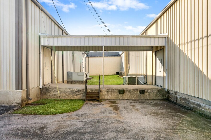 More Photos Of 208 Bradshaw Pike, Hopkinsville Light Distribution For Lease