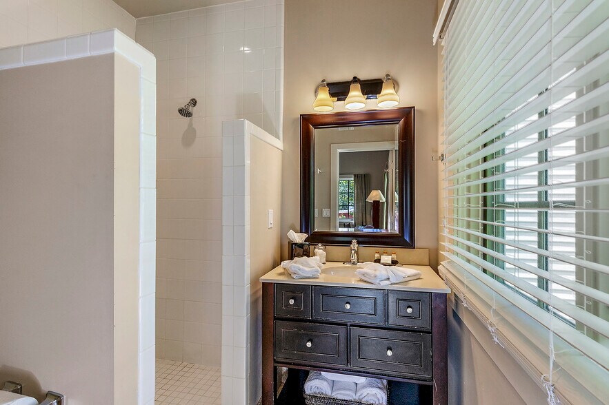 More Photos Of 240 E California St, Jacksonville Hotel For Sale