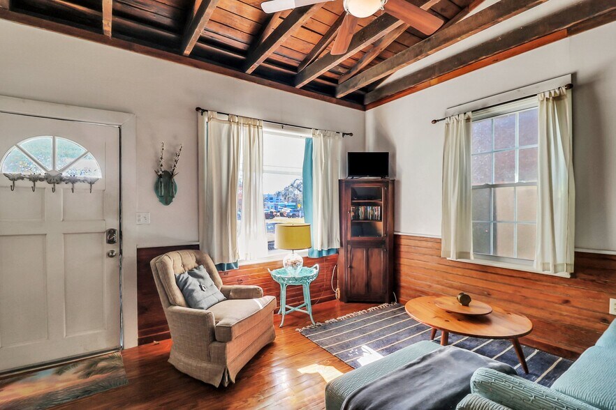 More Photos Of 8 E 41st St, Savannah Storefront Retail Residential For Sale