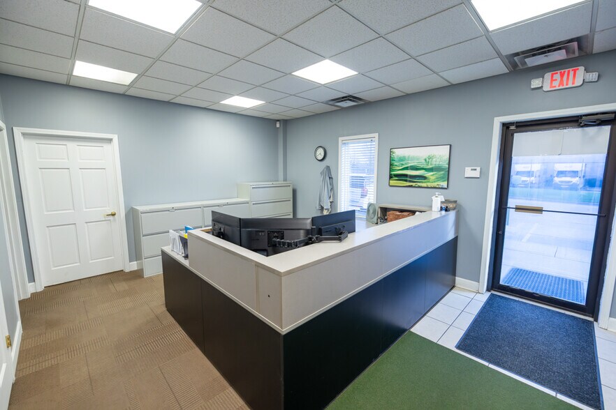 More Photos Of 1621 Se Summit St, Lee's Summit Light Distribution For Sale