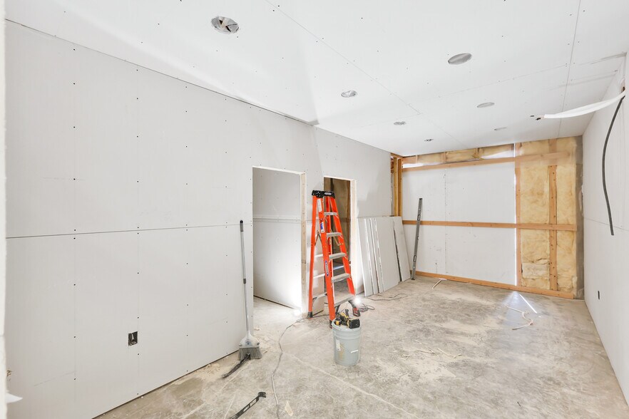 More Photos Of 21 N Skipworth Rd, Spokane Valley Showroom For Lease