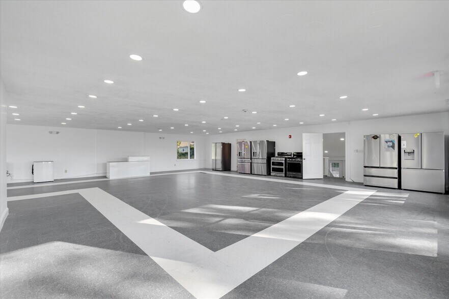 More Photos Of 307 Falmouth Rd, Hyannis Office For Sale